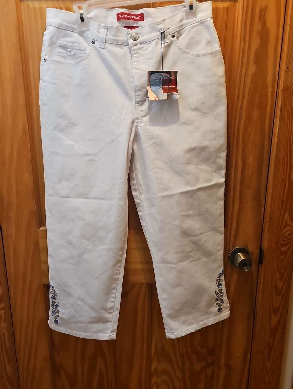 Gloria Vanderbilt White Cropped Jeans with Blue Embroidery